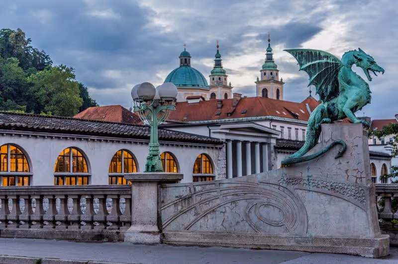 tatue de dragon sur le pont des Dragons à Ljubljana symbole de la ville