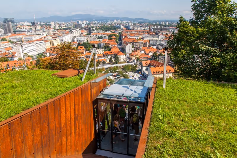 Funiculaire montant au château de Ljubljana avec vue sur la ville