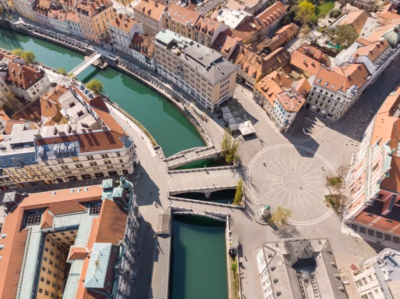 Vue aérienne du Triple Pont et de la rivière Ljubljanica au centre de Ljubljana