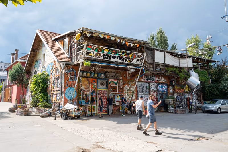 Quartier alternatif Metelkova à Ljubljana avec street art et bâtiments colorés