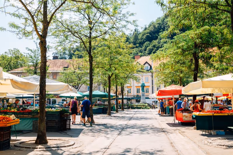 Marché central de Ljubljana avec étals de fruits et légumes en plein air