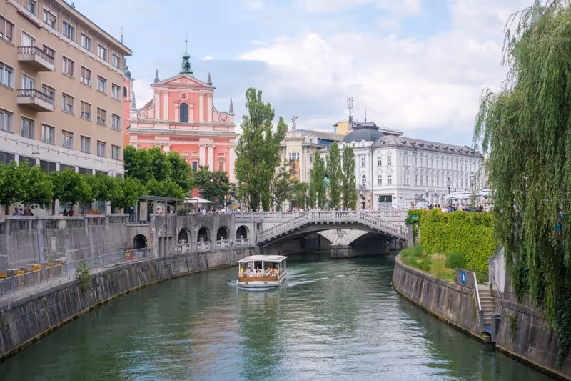 Bateau touristique sur la rivière Ljubljanica traversant le centre de Ljubljana