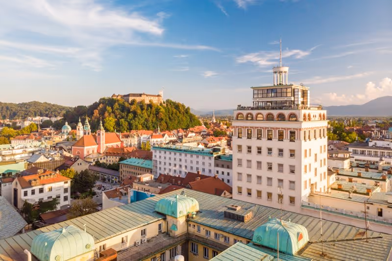 Vue sur Ljubljana depuis le gratte-ciel Nebotičnik avec le château en arrière-plan