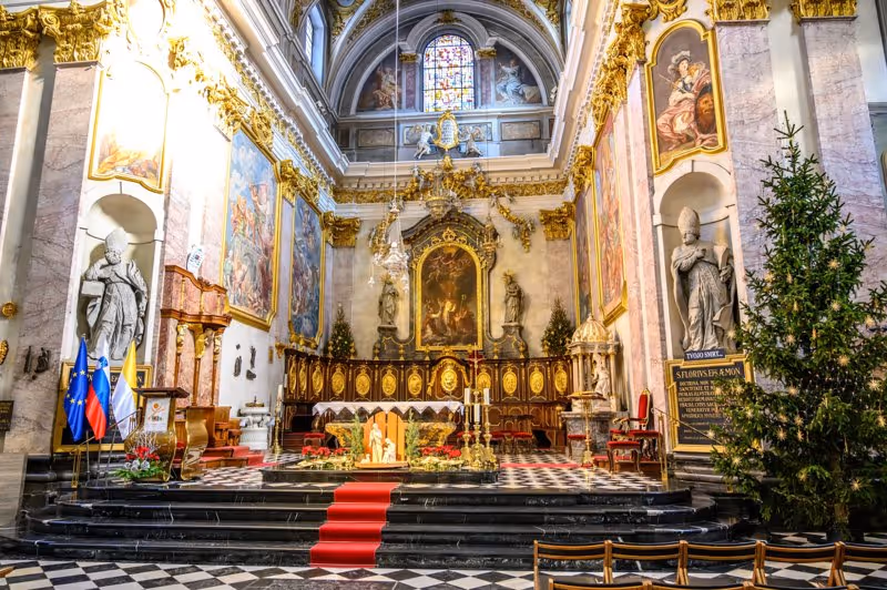 Intérieur baroque de la cathédrale Saint-Nicolas de Ljubljana avec fresques et autel doré