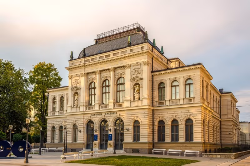 Façade de la Galerie nationale de Ljubljana en Slovénie avec architecture néo-classique
