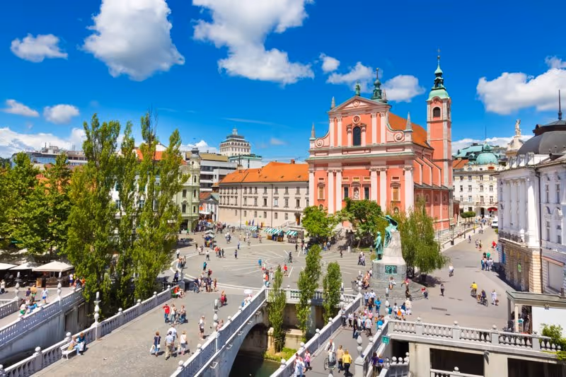 Place Stari trg à Ljubljana avec l’église franciscaine et le Triple Pont en Slovénie