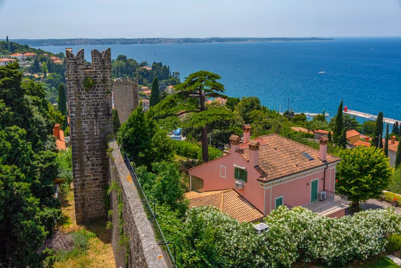 Remparts médiévaux de Piran avec vue panoramique sur la mer Adriatique