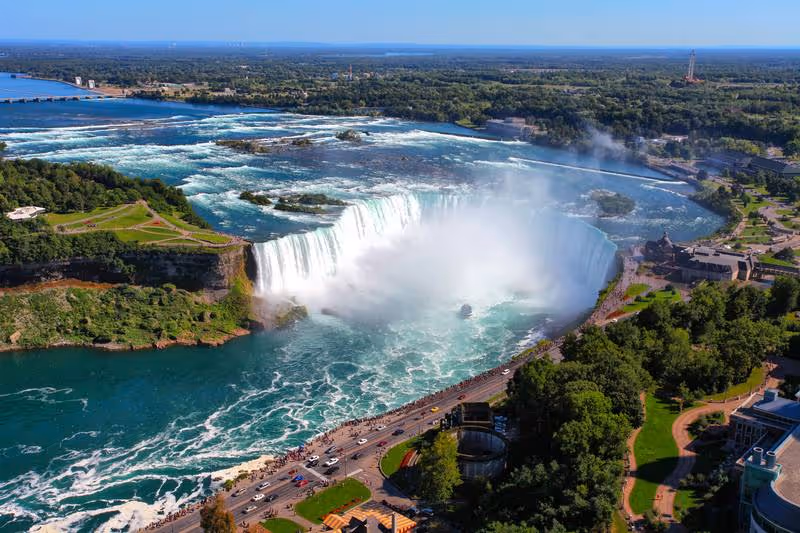 Vue aérienne des chutes du Niagara côté canadien, Ontario — incontournable d'un voyage au Canada sur mesure