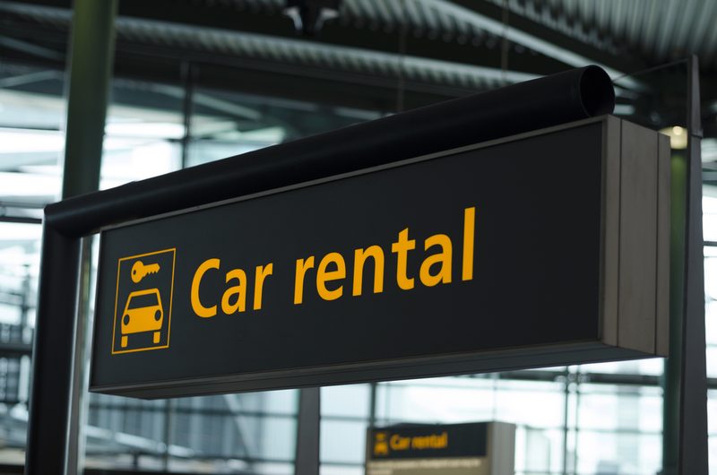Panneau de signalisation Car Rental dans un hall d'aéroport pour récupérer sa voiture de location