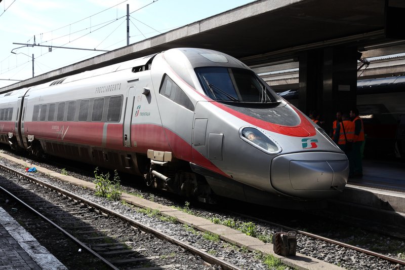 Le Frecciargento de Trenitalia en gare, train à grande vitesse argent et rouge caractéristique de l'opérateur ferroviaire italien