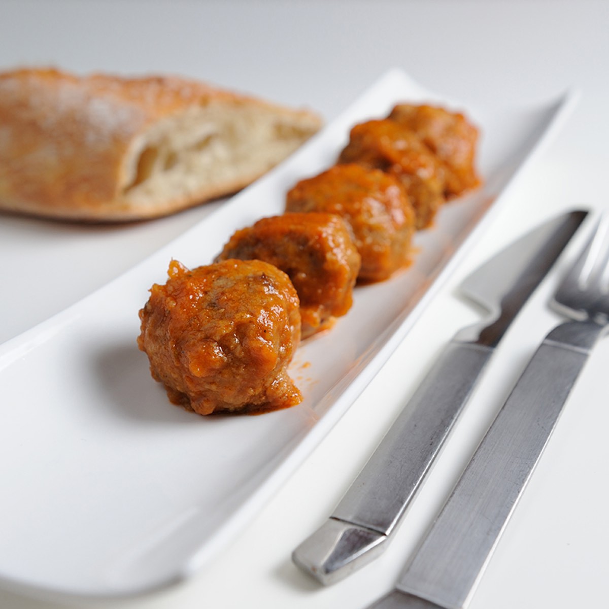 Albóndigas espagnoles nappées de sauce tomate et servies avec du pain, une spécialité de la gastronomie espagnole.
