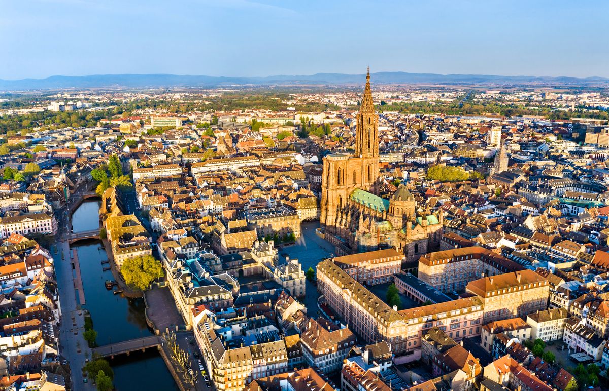 Vue aérienne de la cathédrale de Strasbourg et du centre historique au coucher du soleil