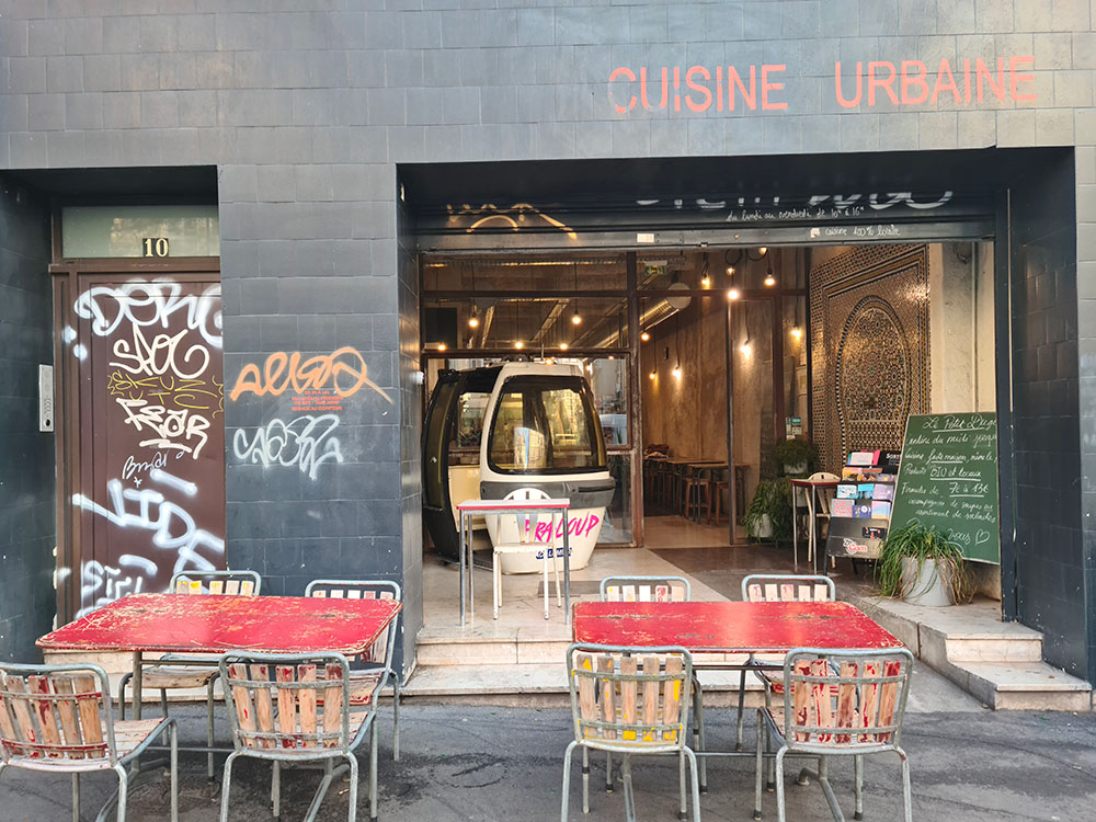 Photo de l'extérieur d'un restaurant du quartier de Belsunce à Marseille