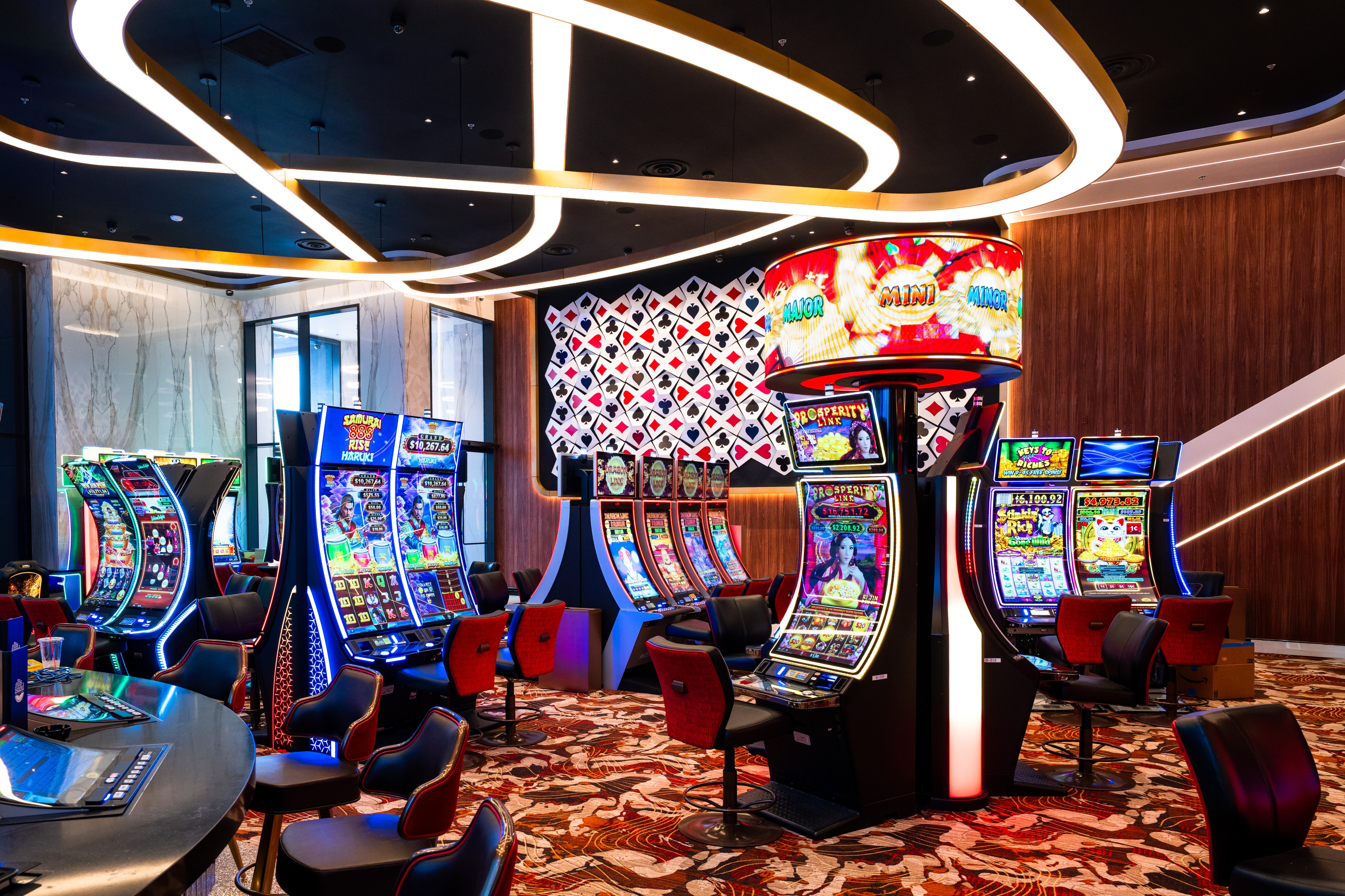 Ellis Island Casino slot machine and players on devices