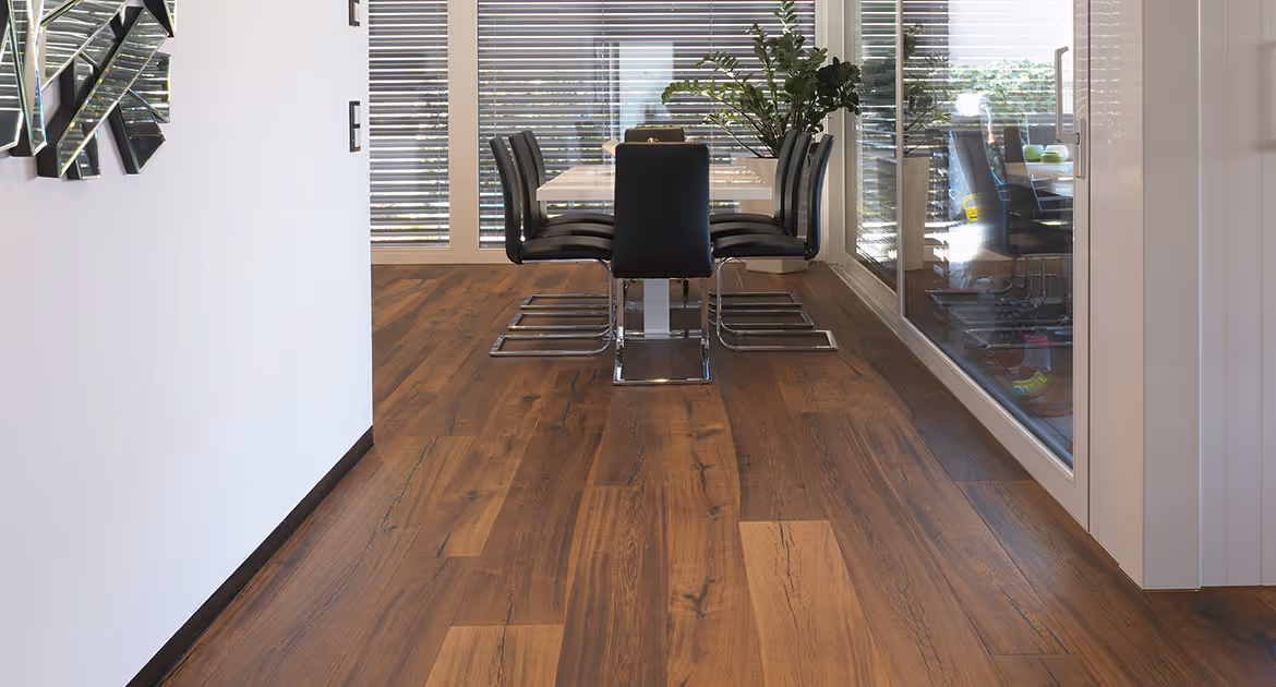 Einladender Sitzbereich mit strapazierfähiger Tigereiche