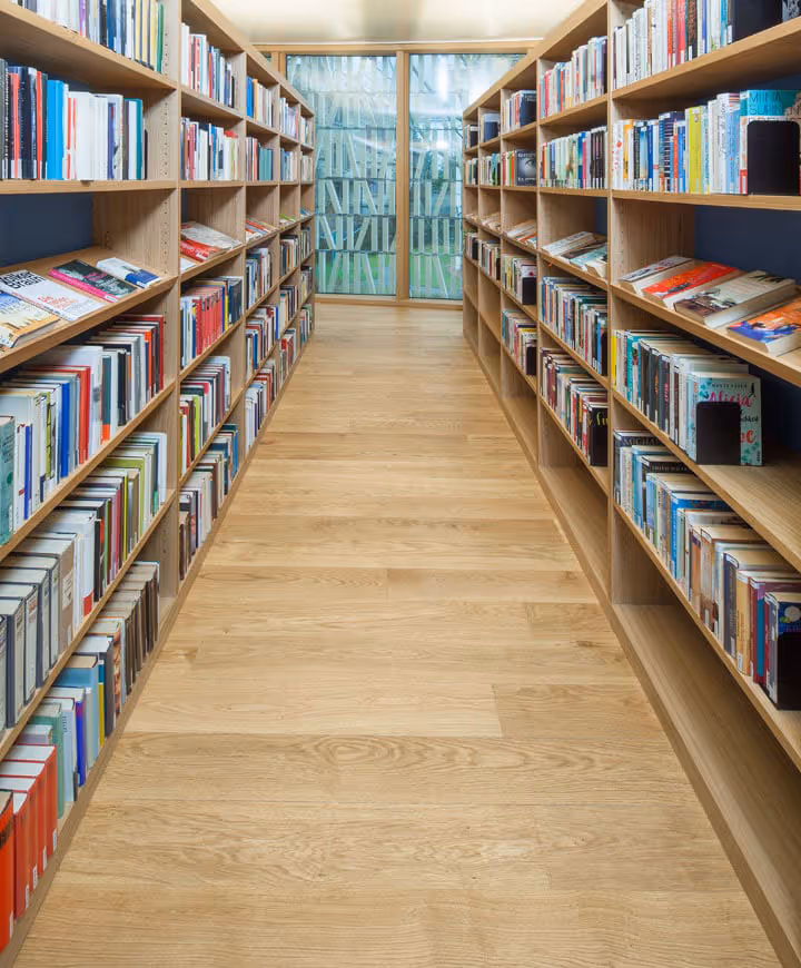 Bücher-Allee mit Massivparkettdielen