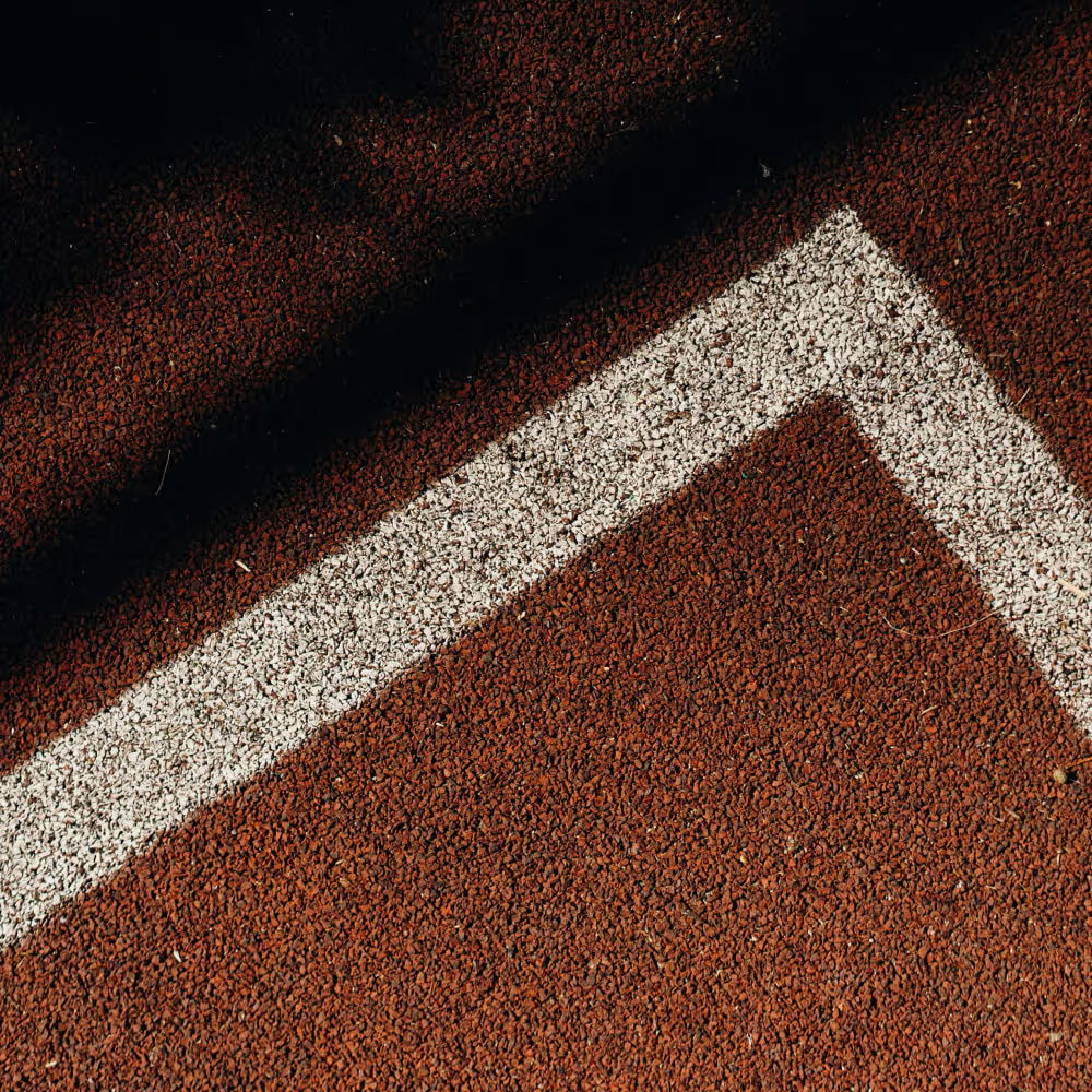 Tennisplatz im Sonnenlicht