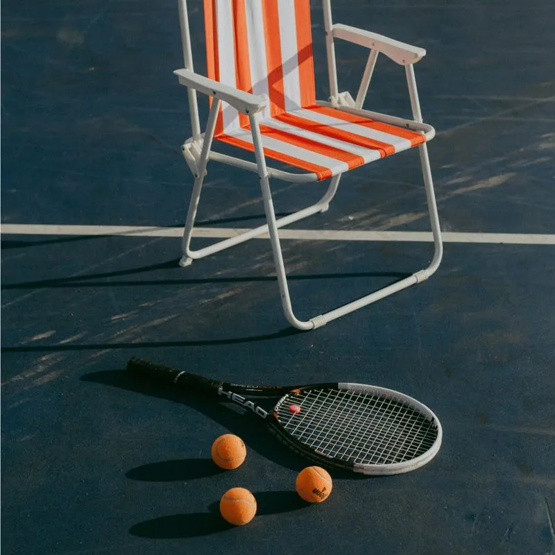 Tennisschläger und Bälle auf dem Platz