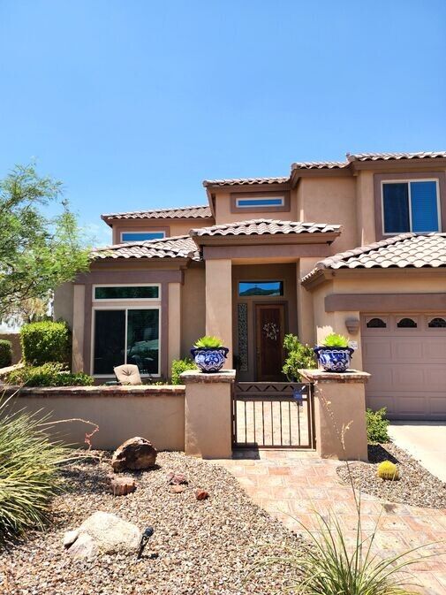 Custom Windows vs Standard Sizes: What Arizona Homeowners Actually Pay For