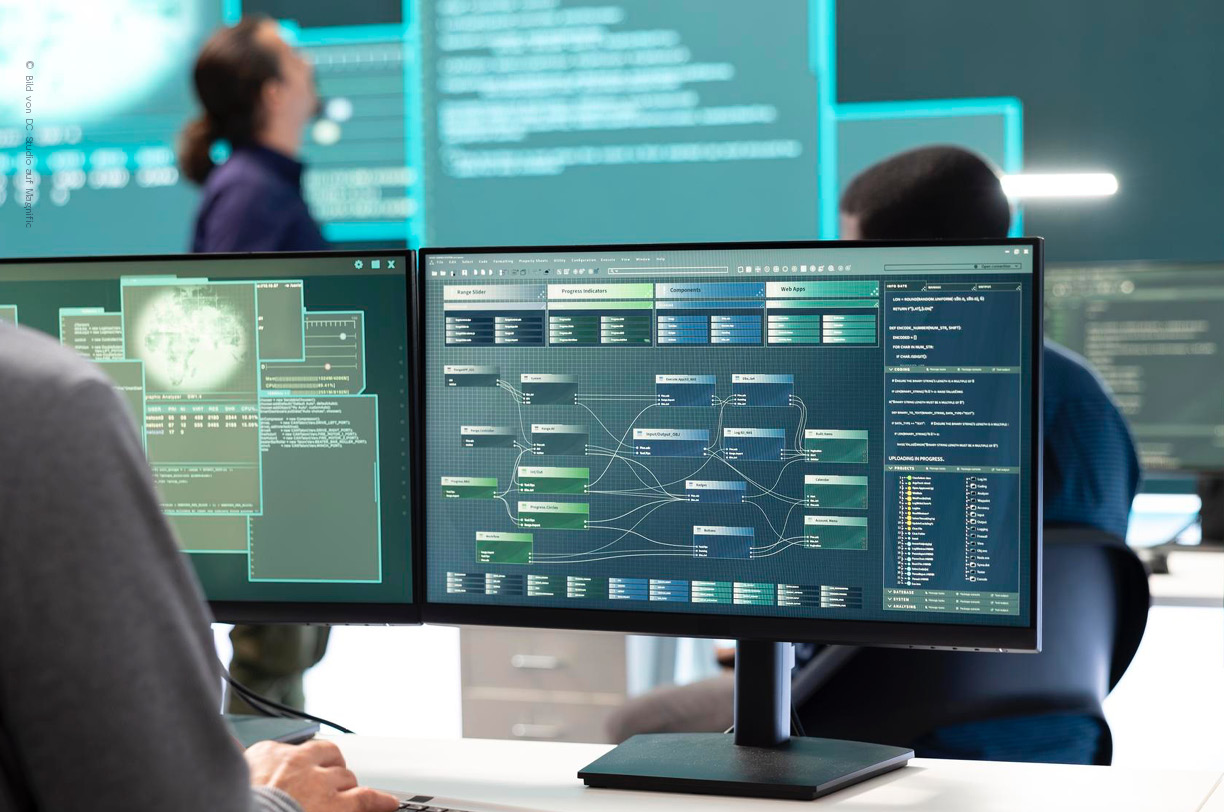 Eine Person sitzt an mehreren Monitoren und führt Netzwerk-Scans sowie Sicherheitsanalysen durch, um Schwachstellen in der IT-Infrastruktur zu identifzieren.
