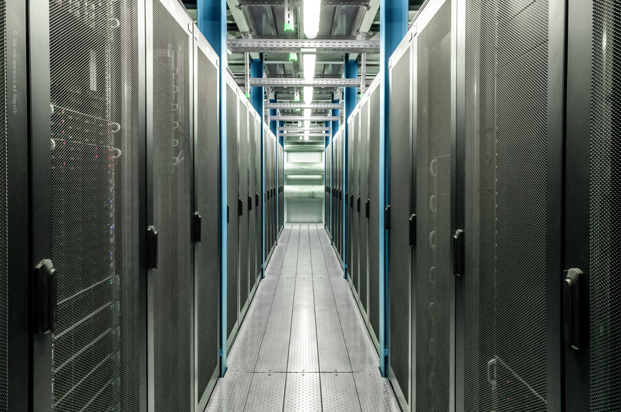 Ein moderner Serverraum mit Racks und Netwerkkabeln. In dieser IT-Umgebung werden fortschrittliche Sicherheitskonzepte wie das Zero Trust Sicherheitsmodell implementiert, um den Zugriff auf Ressourcen zu schützen und Cyberbedrohungen zu minimieren.