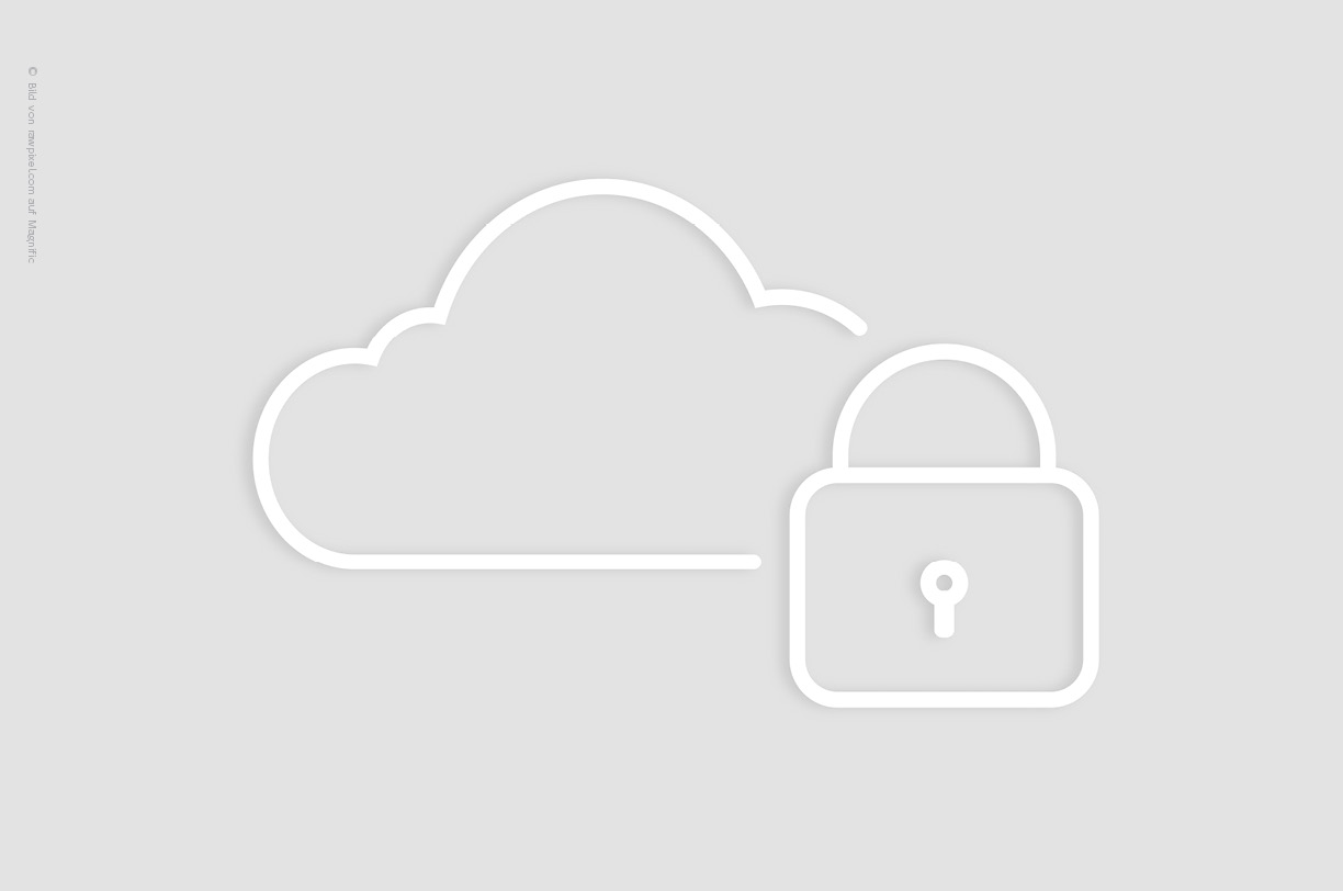 Das Bild zeigt ein digitales Schloss-Symbol vor einem Hintergrund, der eine Cloud-Computing-Umgebung darstellt, was auf das Sicherheitskonzept bei der Migration in die Cloud hinweist. Diese Darstellung verdeutlicht die Bedeutung von Sicherheit und Compliance in der modernen IT-Infrastruktur von Unternehmen.