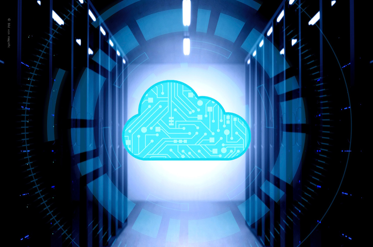 Das Bild zeigt einen modernen Serverraum mit hohen Racks, die von einem blauen Licht beleuchtet werden. Über den Racks schwebt symbolisch eine Wolke, die für die Cloud-Computing-Umgebung und die Migration in die Cloud, steht, was die Vorteile der Cloud für Unternehmen verdeutlicht.