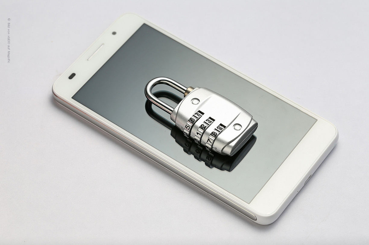 Ein Smartphone mit einem physischen Zahlenschloss als Symbol für Endpoint Security und Endgeräteschutz im Unternehmen