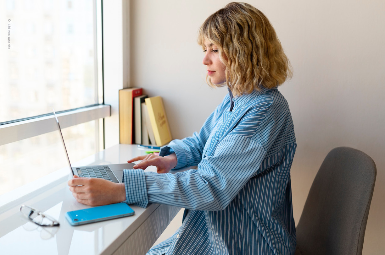 Eine Frau arbitet im Homeoffice am Laptop. Remote-Arbeitsplätze gehören zu den größten Risiken für die Endgerätesicherheit.