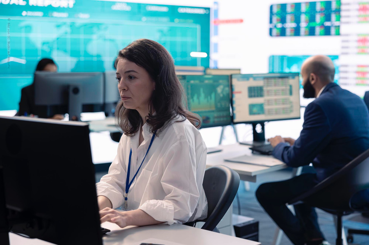 Sicherheitsexperten überwachen an Monitoren Alarme aus einer Endpoint-Detection-and-Response-Lösung.