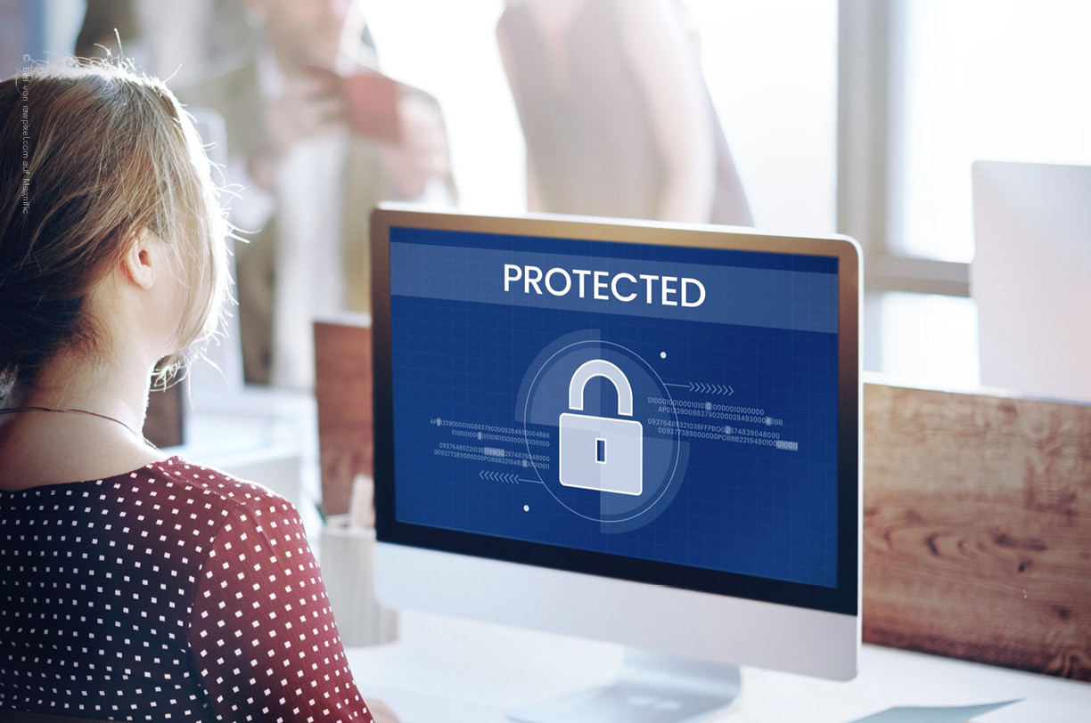 Person am Laptop mit Schloss-Symbol auf dem Bildschirm als Sinnbild für die Einrichtung von E-Mail-Verschlüsselung im Unternehmen.