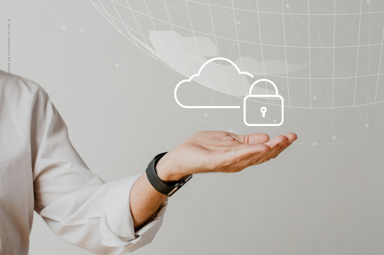 Digitales Schloss-Symbol vor einer Netzwerkweltkugel als Sinnbild für IT-Sicherheit und die Identifiikation von Sicherheitslücken im IT-Audit.