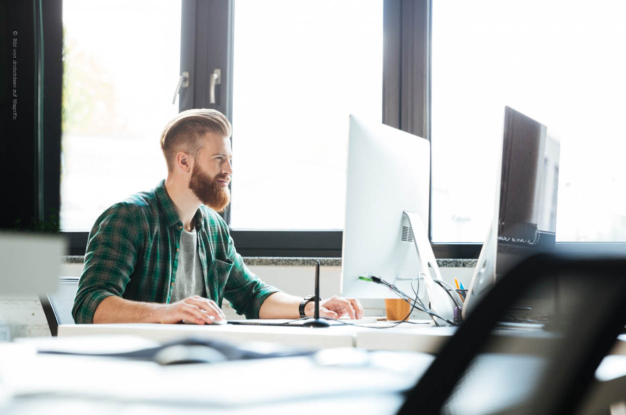 Eine Person arbeitet konzentriert an einem Laptop und löst per Fernwartung ein IT-Problem. Die Szene zeigt, wie IT-Support in der Flatrate typischerweise abläuft: remote, schnell und ohne Anfahrt.