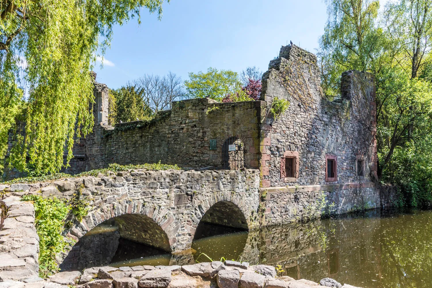 Ein Besuch im Schöntal Park mit der Kirchenruine zum Heiligen Grabe ist unverzichtbar bei einem Aufenthalt in Aschaffenburg.
oder