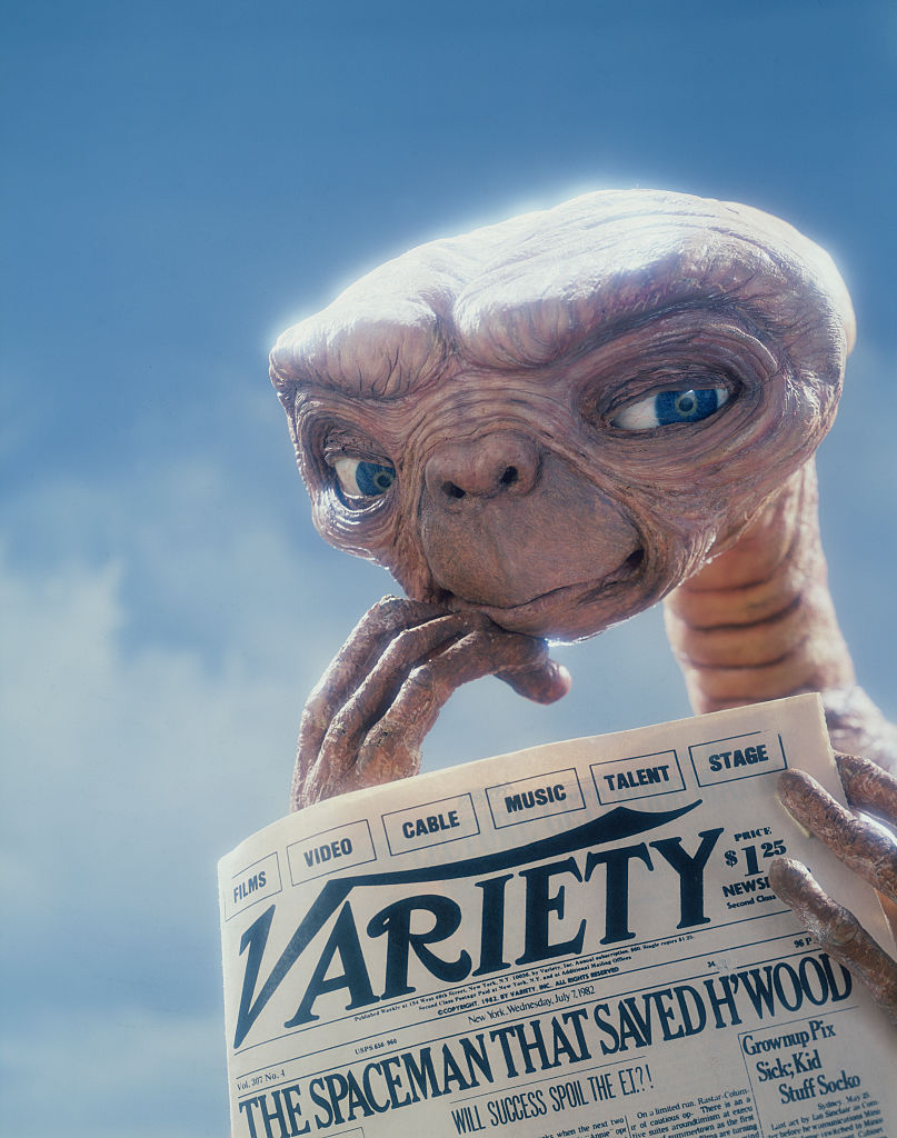 E.T. legge un giornale, immagine dal film di Steven Spielberg