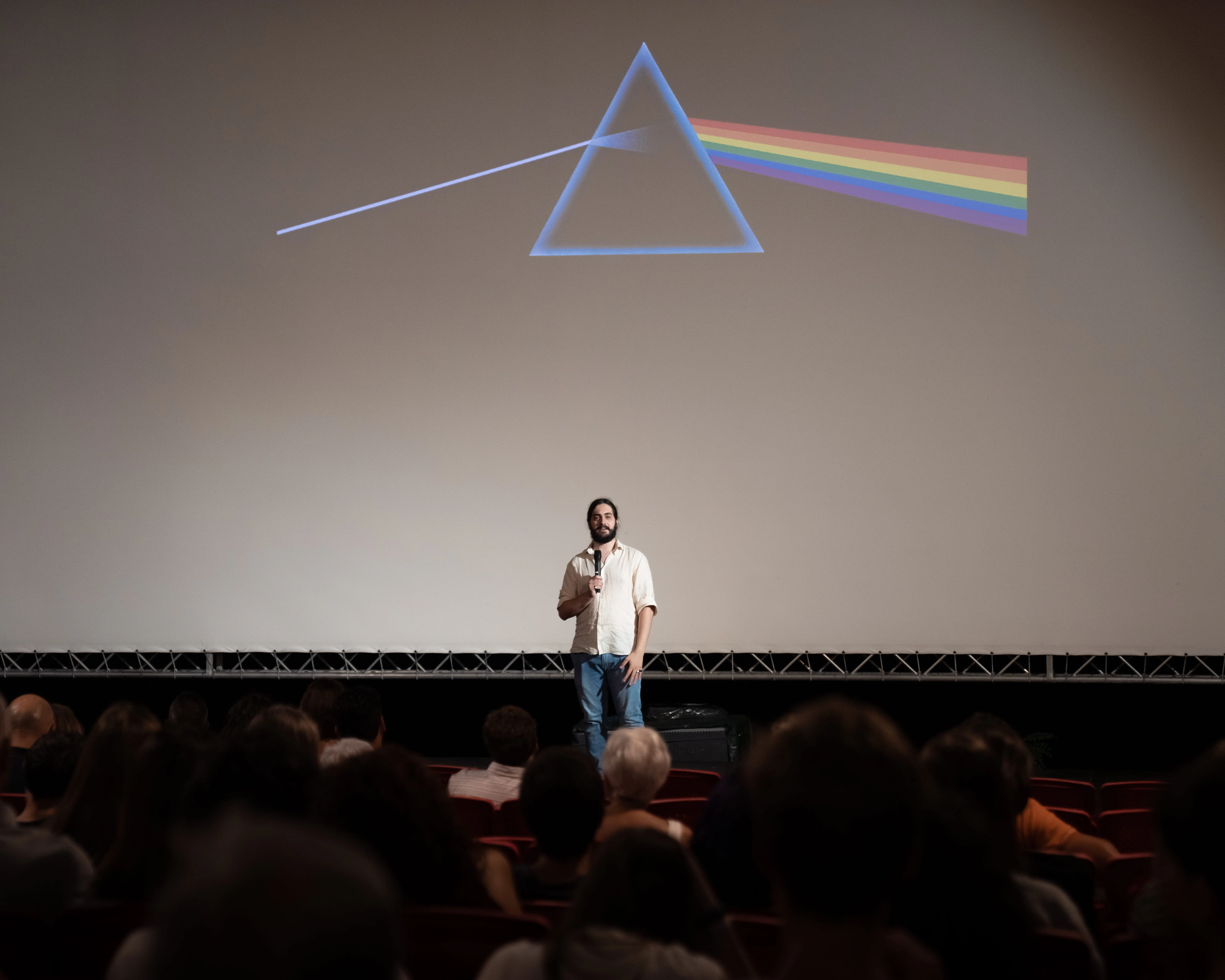 Una presentazione davanti allo schermo del Cinema Italia Eden