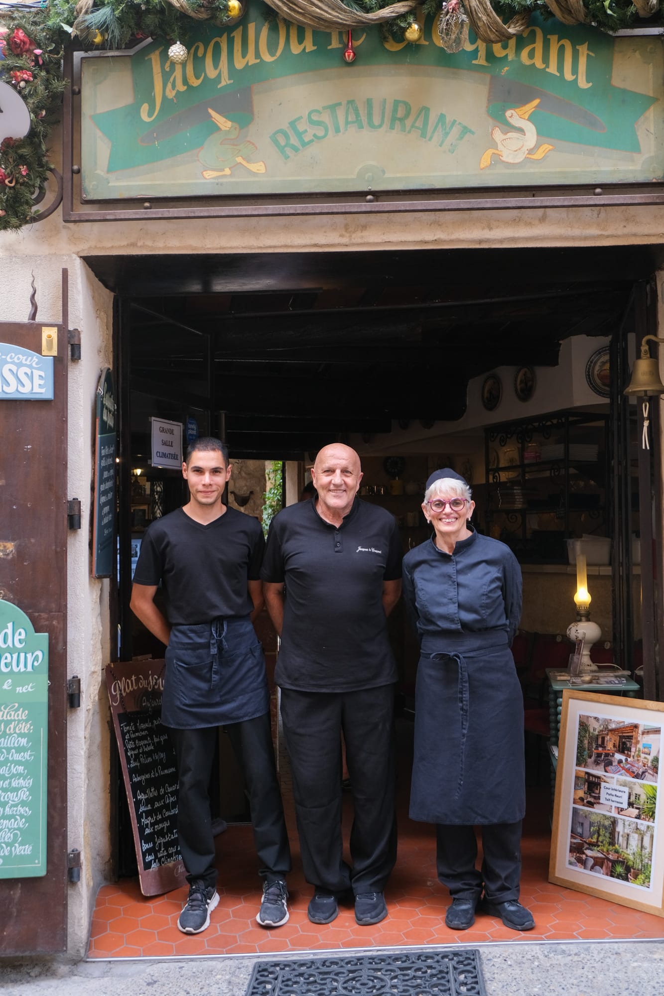 L’équipe de Jacquou le Croquant devant le restaurant