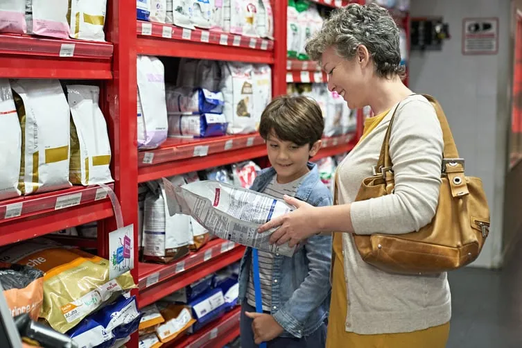 woman-child-buying-pet-food