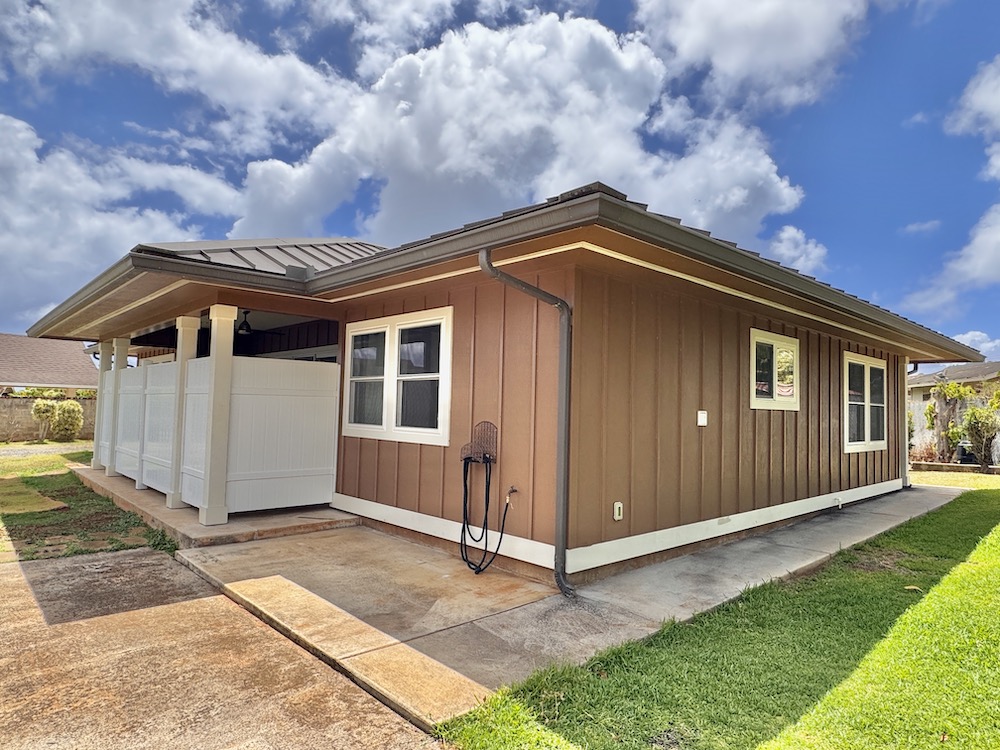 2 Bed/2 Bath Sleek & Stylish House for Rent in Lihue
