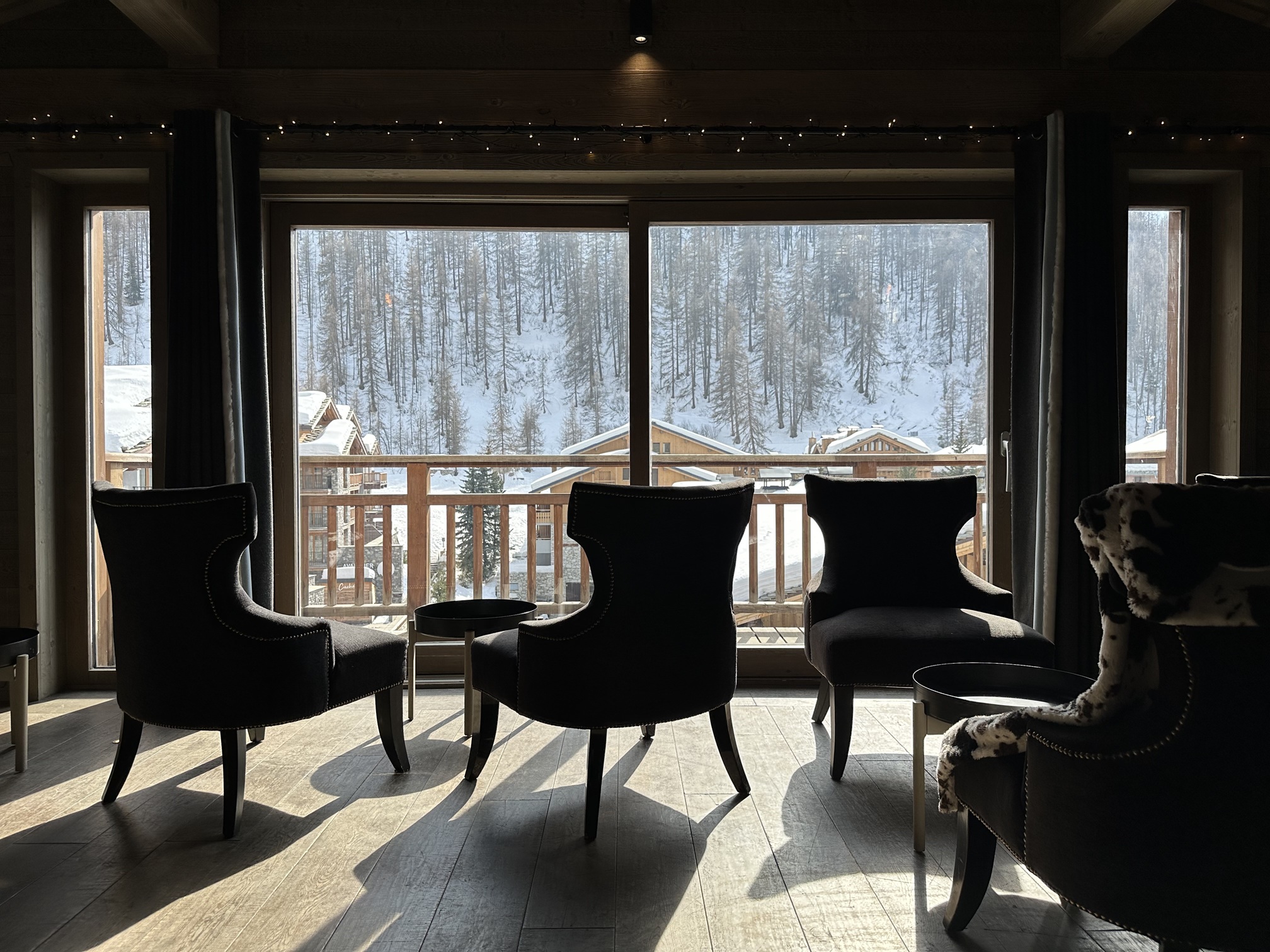 Salon Cocooning avec vue sur les montagnes - Hotel Victoria Lodge Val d'Isère