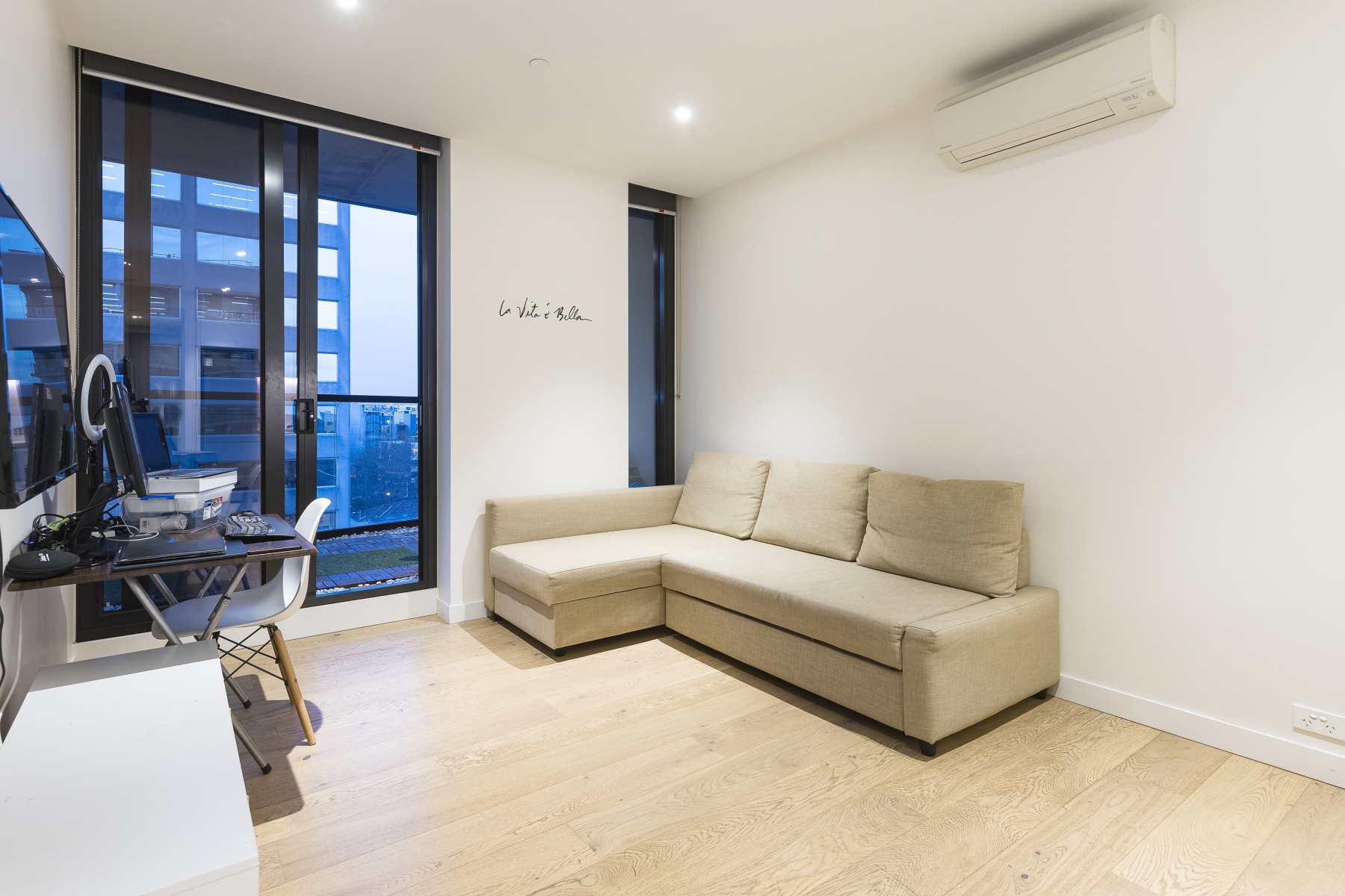 710/77 Queens Road, Melbourne - Thumbnail 2