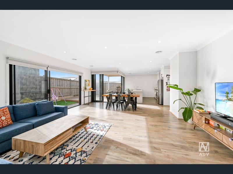 18 Ambleside Way, Officer - Thumbnail 3