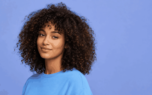 Démonstration : détourage automatique d'un portrait — le fond disparaît, les cheveux restent nets