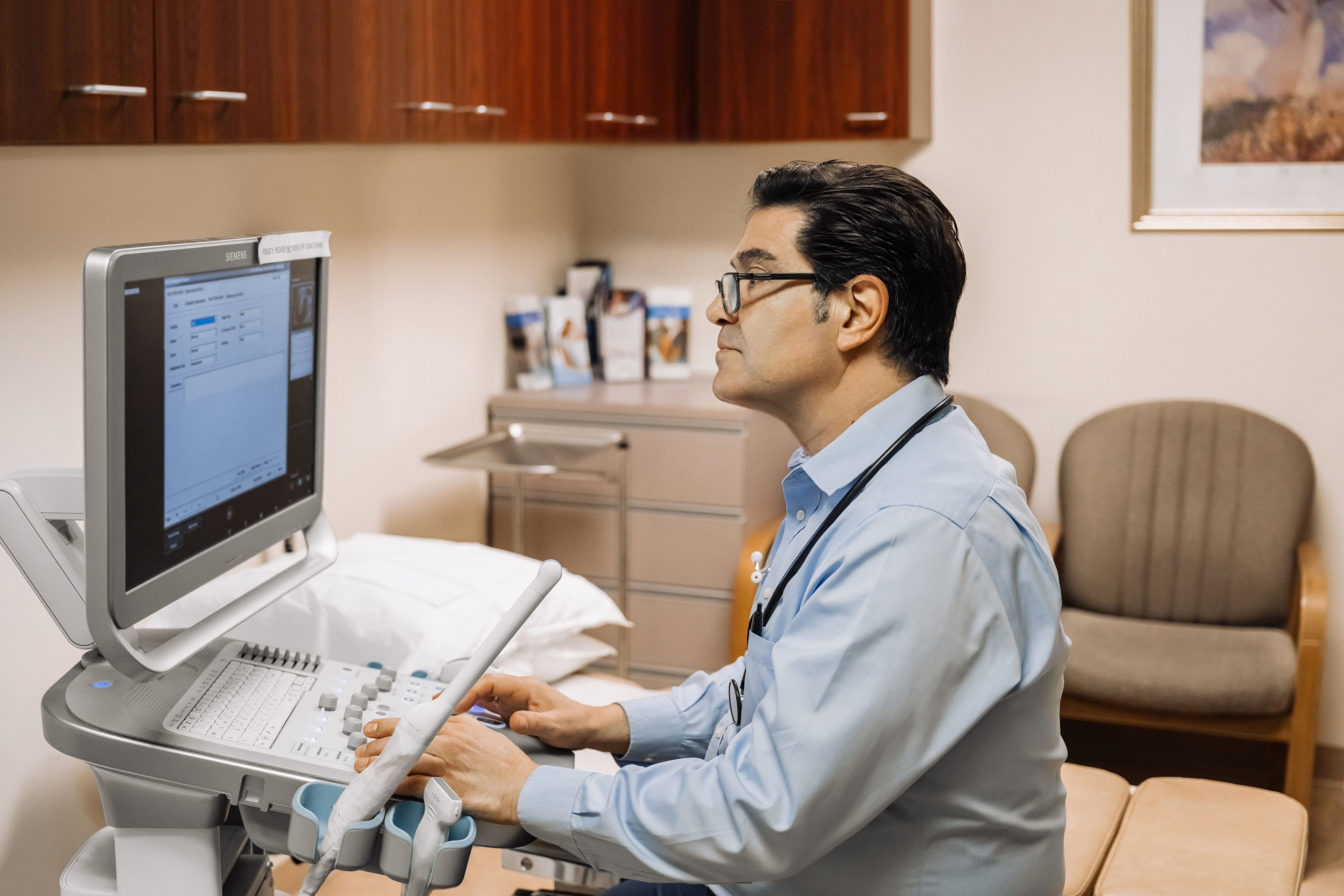 Dr. de la Peña talking with patient