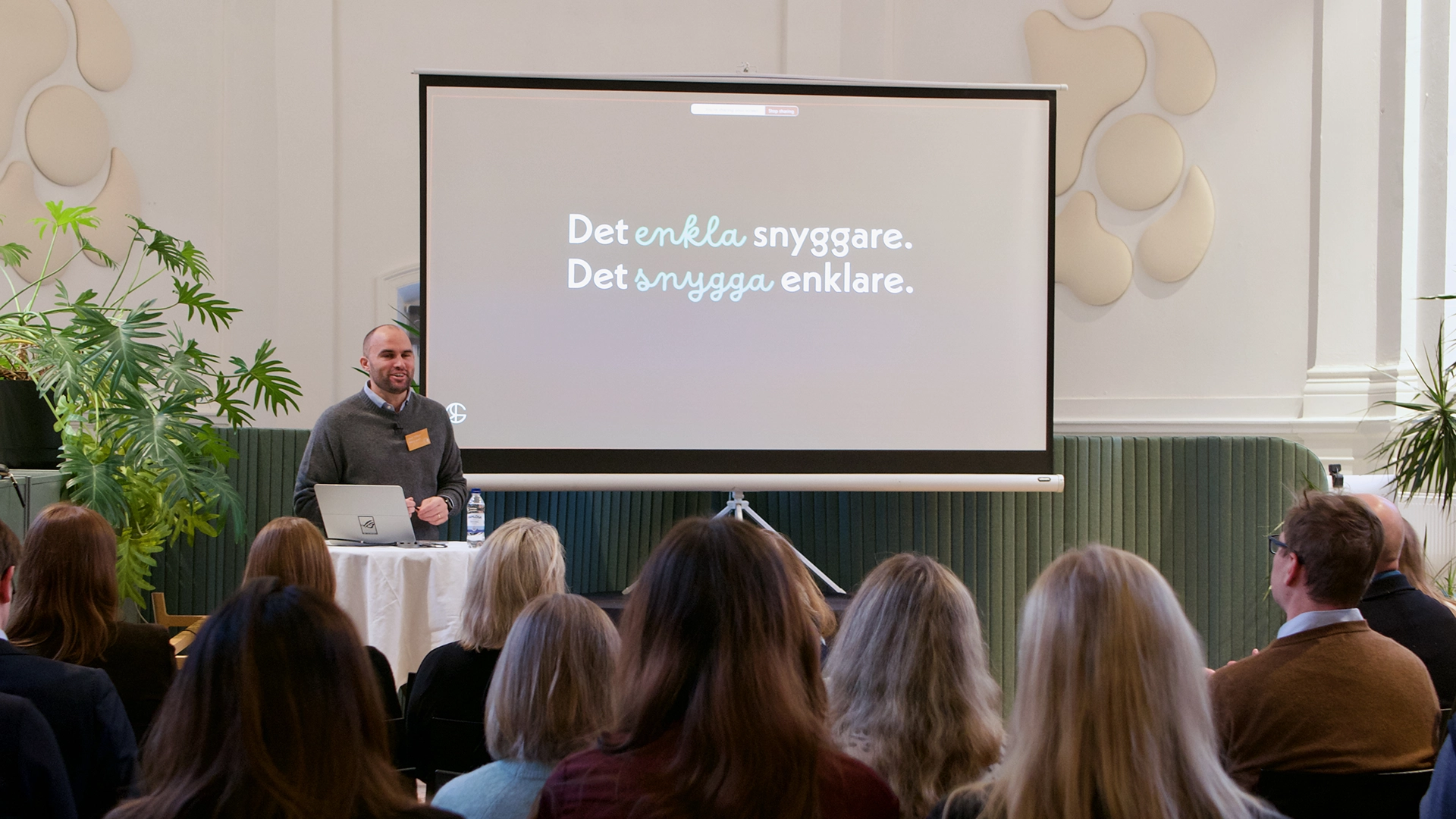 Dean håller frukostseminarium