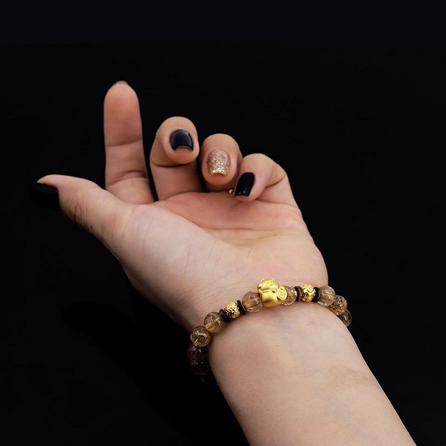 Nên Đeo Vòng Thạch Anh Tóc Vàng Bên Tay Nào?