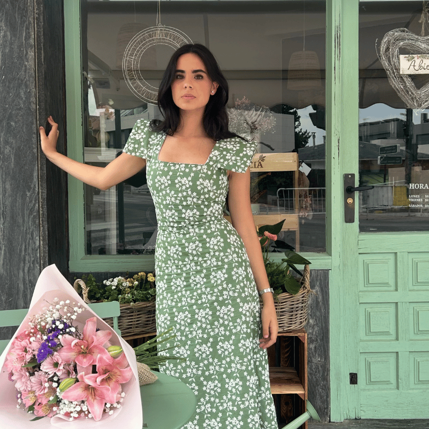 Vestido África flores verde de The IQ Collection ideal para ser la invitada perfecta en bodas, bautizos, comuniones, graduaciones y todo tipo de eventos y ocasiones especiales. Vestido largo tobillero con estampado de flores en verde. Cuello cerrado, hombreras cuadradas grandes y sin mangas. Cierre trasero con cremallera.