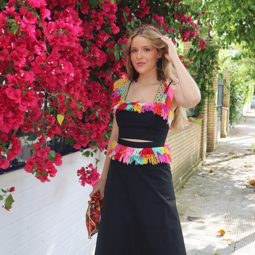 Conjunto Michaela de The IQ Collection ideal para ser la invitada perfecta en bodas, bautizos, comuniones, graduaciones y todo tipo de eventos y ocasiones especiales. Conjunto compuesto de top y falda midi en color negro con flecos multicolor.