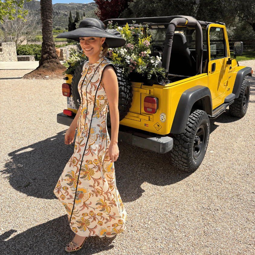 Vestido Rope Flores de The IQ Collection ideal para ser la invitada perfecta en bodas, bautizos, comuniones, graduaciones y todo tipo de eventos y ocasiones especiales. Vestido midi con cuello a la caja con estampado de flores en tonos amarillos. Corte ceñido al cuerpo con ribetes en negro. Cremallera invisible trasera.