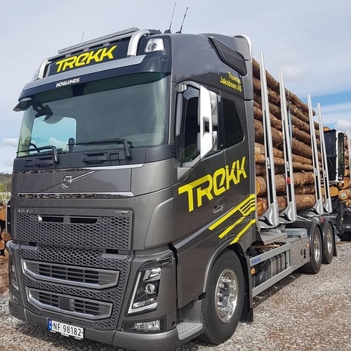 Bilde av en av tømmerbilene til Trekk Tømmer